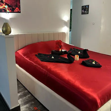 Room: Aux Plaisirs Des Sens Jacuzzi Privé * Barr