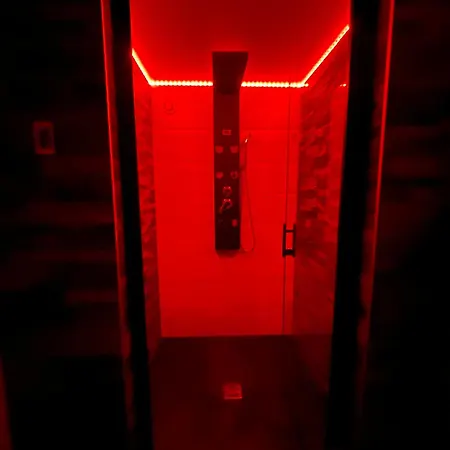 Room: Aux Plaisirs Des Sens Jacuzzi Privé