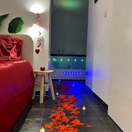 Room: Aux Plaisirs Des Sens Jacuzzi Privé Appartamento *