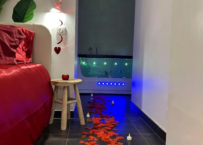 Room: Aux Plaisirs Des Sens Jacuzzi Prive Apartman *